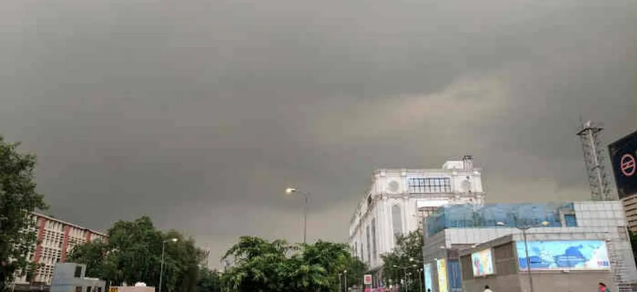 दिल्ली एनसीआर में पड़ी बारिश की फुहार, गर्मी से लोगों को मिली राहत