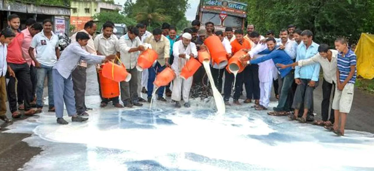 महाराष्ट्र: दूध आंदोलन का आज दूसरा दिन, राज्य में हो सकती है किल्लत