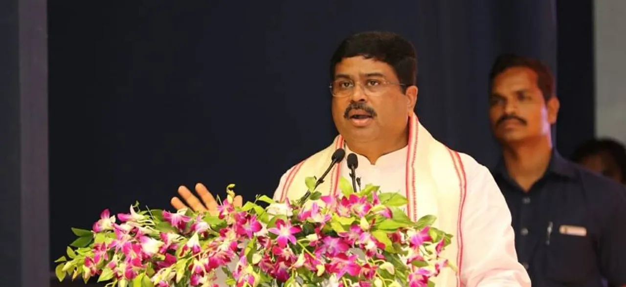 जीएसटी परिषद पेट्रोलियम उत्पादों को दायरे में लाने पर फैसला लेगी: सरकार
