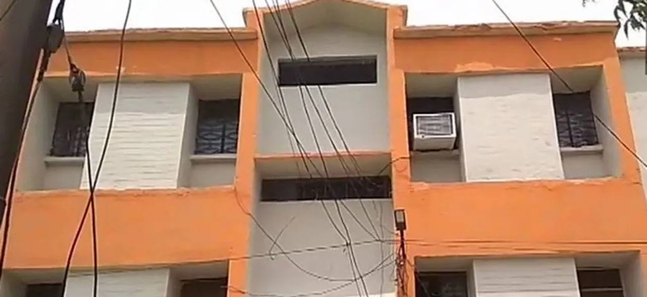 यूपी में टॉयलेट, टोल, थाने के बाद अब पुलिस क्वार्टर भी हुए भगवा