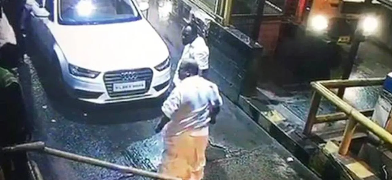 केरल: टोल मांगने पर विधायक को आया गुस्सा, गाड़ी से उतरकर तोड़ा बैरियर