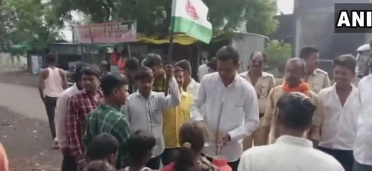 महाराष्ट्र: वाशिम में बच्चों को दूध पिलाकर किसानों ने किया प्रदर्शन, सब्सिडी देने की कर रहे मांग