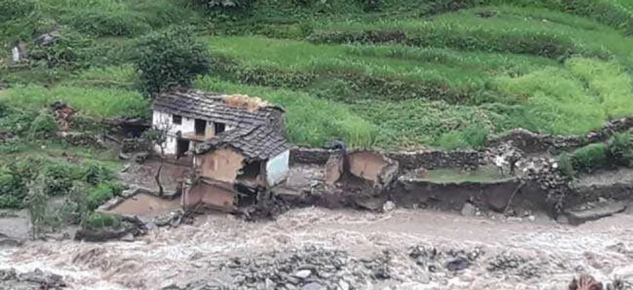उत्तराखंड के चमोली में बादल फटने से 2 की मौत, कई फंसे होने की संभावना