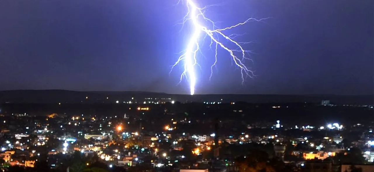 ओडिशा में आकाशीय बिजली गिरने से 13 लोगों की मौत, केरल में बारिश से जान-माल का नुकसान