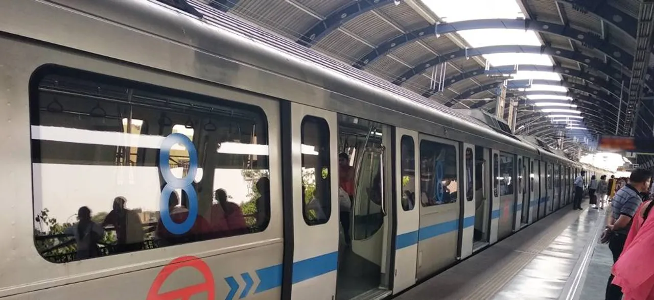 दिल्ली मेट्रो के सामने कूद व्यक्ति ने की ख़ुदकुशी, वायलेट लाइन पर सेवा प्रभावित