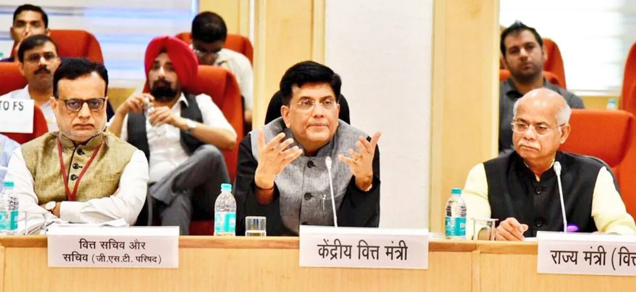 GST काउंसिल की बैठक में सैनिट्री नैपकिन को किया गया टैक्स फ्री, 35 उत्पाद होंगे सस्ते