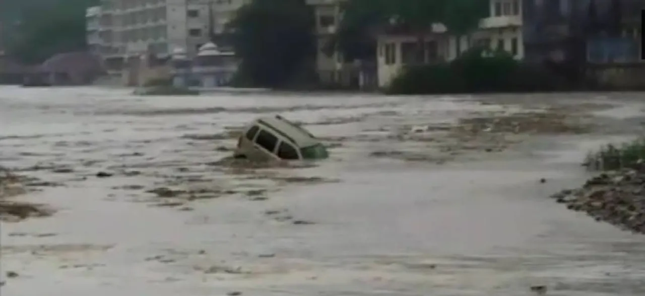 VIDEO: उत्तराखंड में भारी बारिश का अलर्ट तो ओडिशा में जलभराव में फंसी ट्रेन
