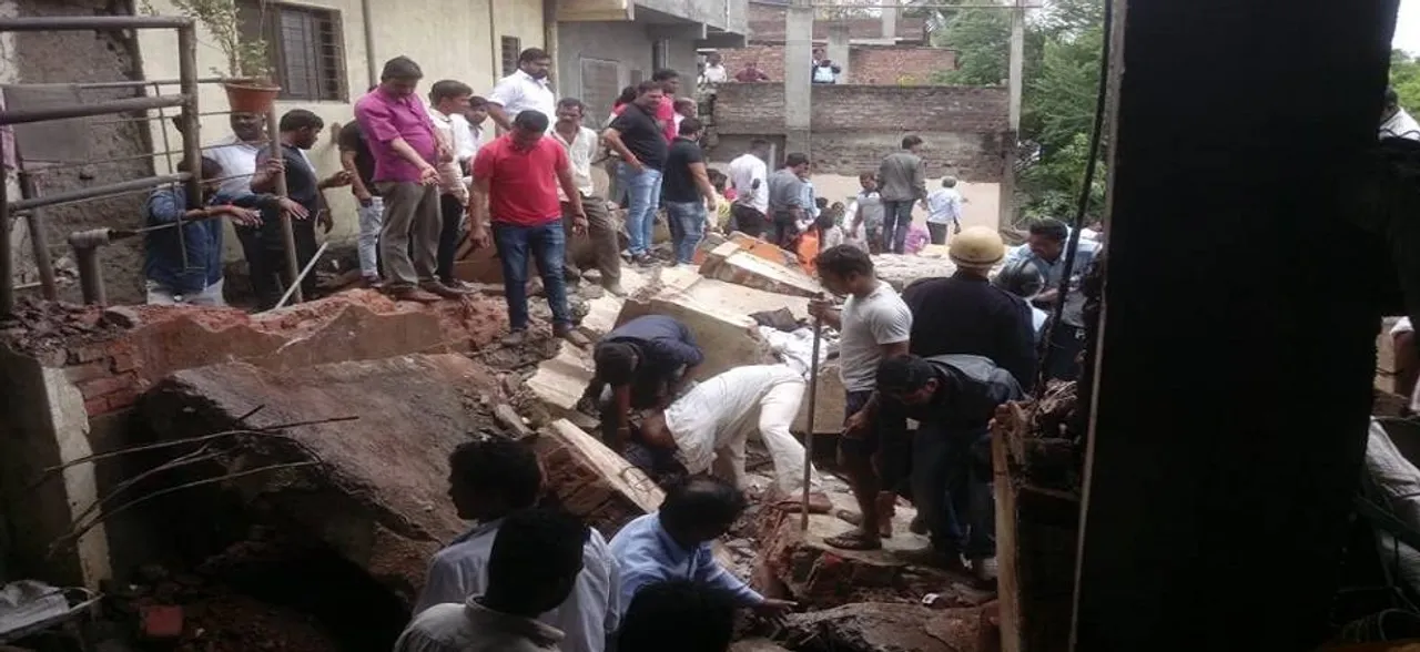 ग्रेटर नोएडा के बाद अब पुणे में गिरी बिल्डिंग,  8 लोगों को बचाया गया, मासूम की तलाश जारी