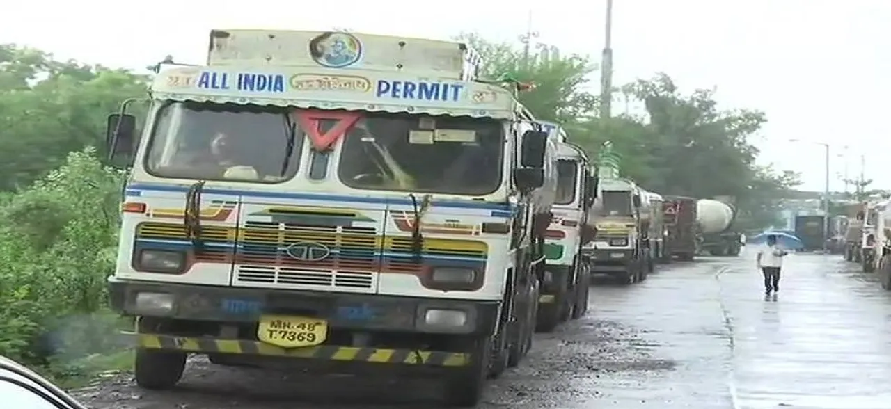 देशभर में ट्रकों की हड़ताल दूसरे दिन भी जारी, आम जनता हुई त्रस्त, निर्यात कारोबार पर भी पड़ेगा असर