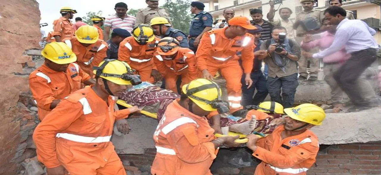 बिहार बाढ़: महिला ने एनडीआरएफ की बचाव नौका पर बच्ची को दिया जन्म