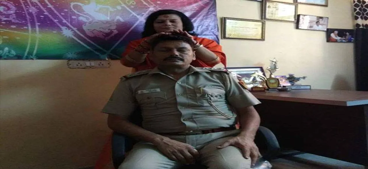 दिल्लीः साध्वी से आशीर्वाद ले रहे एसएचओ का फोटो सोशल मीडिया पर हुआ वायरल, किया लाइन हाजिर