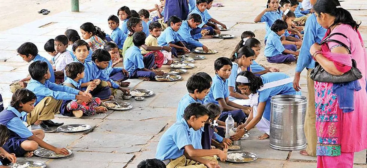 दिल्लीः मिड-डे मील खाने से 13 बच्चे बीमार, सभी को अस्पताल में कराया गया भर्ती