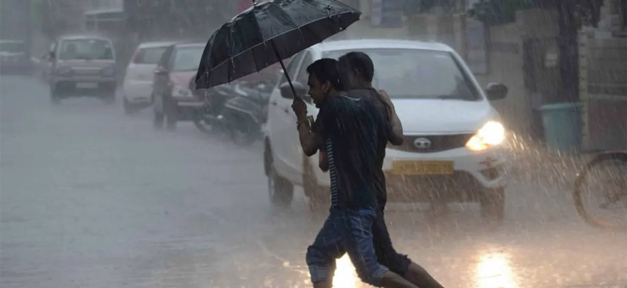 दिल्ली-NCR में झमाझम बारिश से लुढ़का तापमान, उत्तराखंड समेत उत्तर भारत में अलर्ट जारी