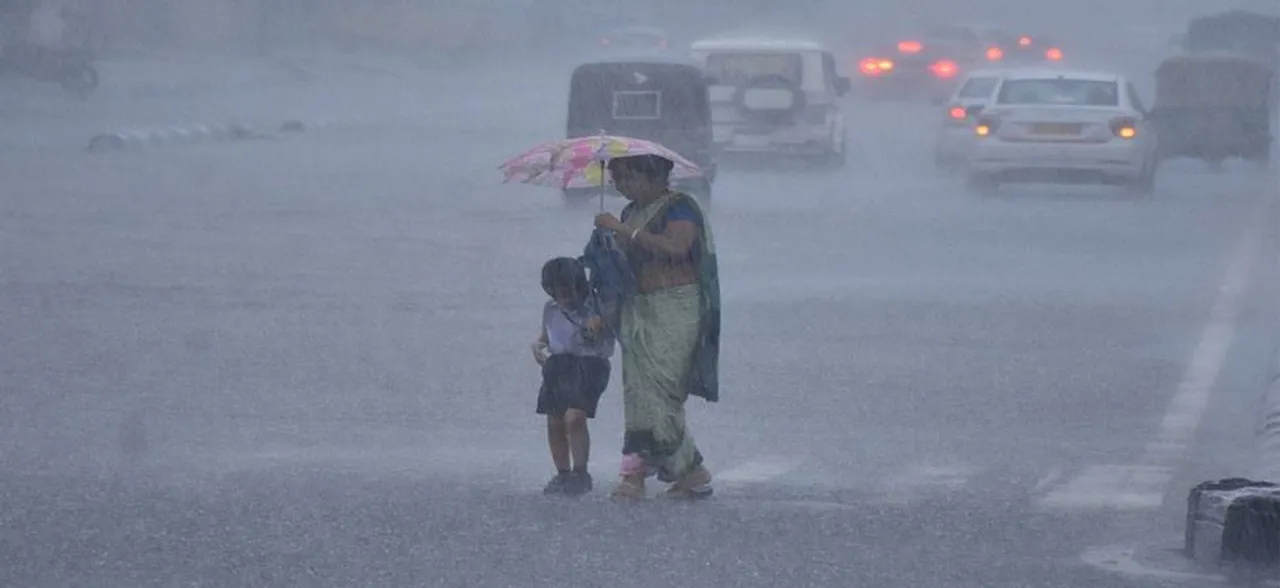 हिमाचल प्रदेश के जगहों पर भारी बारिश जारी, यातायात प्रभावित