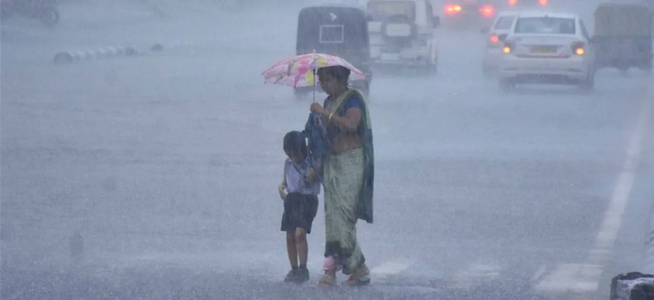गाजियाबाद में आज 12वीं तक स्कूल रहेंगे बंद, दिल्ली-एनसीआर में जारी रहेगी बारिश