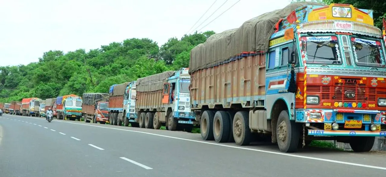 सरकार से बातचीत के बाद ट्रकों की हड़ताल समाप्त