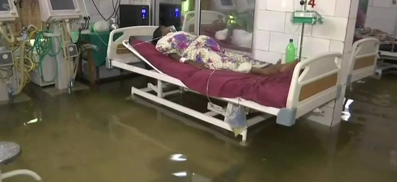 पटनाः नालंदा मेडिकल कॉलेज में घुसा बारिश का पानी, ICU में तैरती दिखीं मछलियां