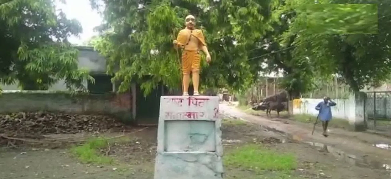 अंबेडकर के बाद यूपी में गांधी जी भी हुए 'भगवा', प्रतिमा का रंग बदलने पर शाहजहांपुर में गांव वालों ने जतायी नाराजगी