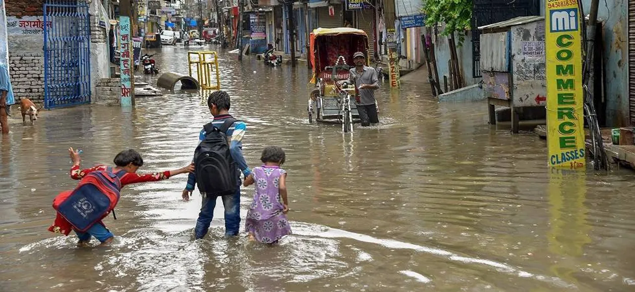 यूपी में बारिश से पूर्वांचल में बाढ़ जैसे हालात, मौसम विभाग ने जताया ये अनुमान
