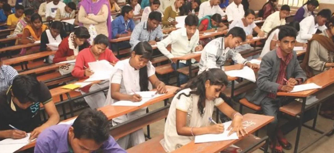 RAS Pre Exam 2018: कड़ी सुरक्षा के बीच आखिर क्यों हुईं महिला अभ्यर्थी परेशान?