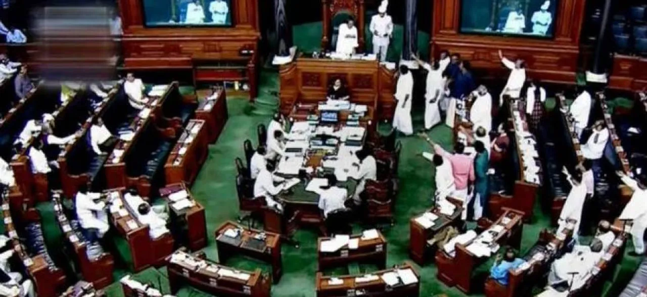 राफेल मामले में हंगामे के बीच लोकसभा की कार्यवाही बाधित