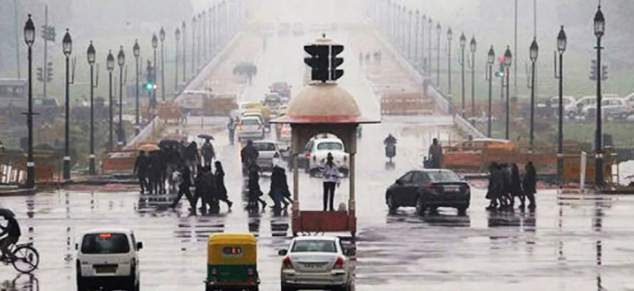दिल्ली-एनसीआर में धूप के बाद बारिश, ट्रैफिक हुआ जाम