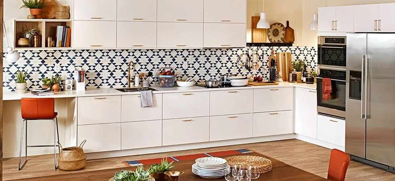 IKEA के स्टोर खुलते ही ग्राहकों की भारी भीड़, मची भगदड़ जैसी स्थिति, देखें वीडियो