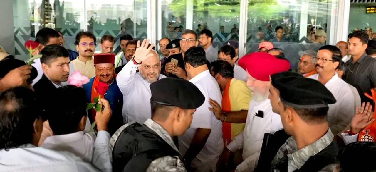 कोलकाता में रैली करने पहुंचे बीजेपी अध्यक्ष अमित शाह को दिखाए गए काले झंडे