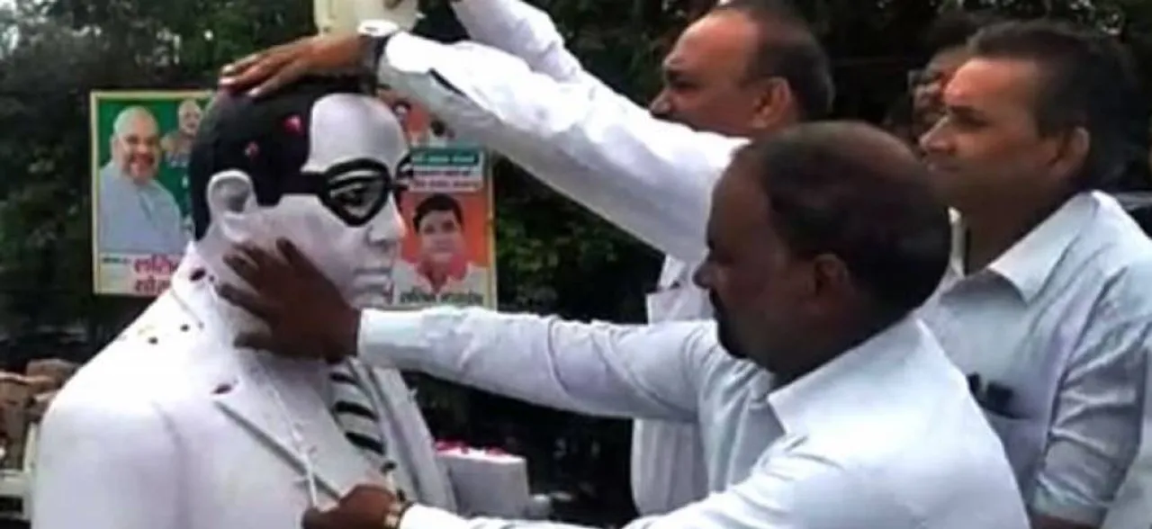 यूपी: बीजेपी नेता के माल्यार्पण के बाद अंबेडकर की मूर्ति का गंगाजल-दूध से किया गया शुद्धिकरण