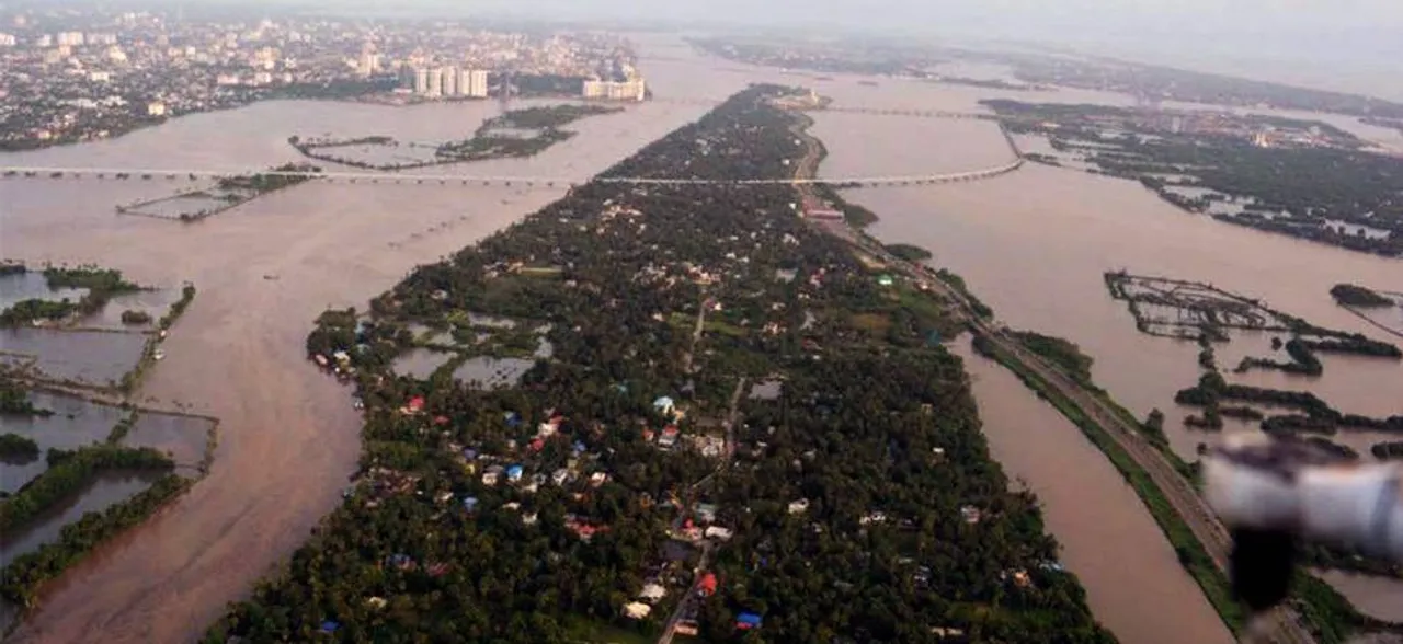 केरल में बाढ़ और बारिश से मरने वालों की संख्या 37 पहुंची, कई जिलों में रेड अलर्ट जारी