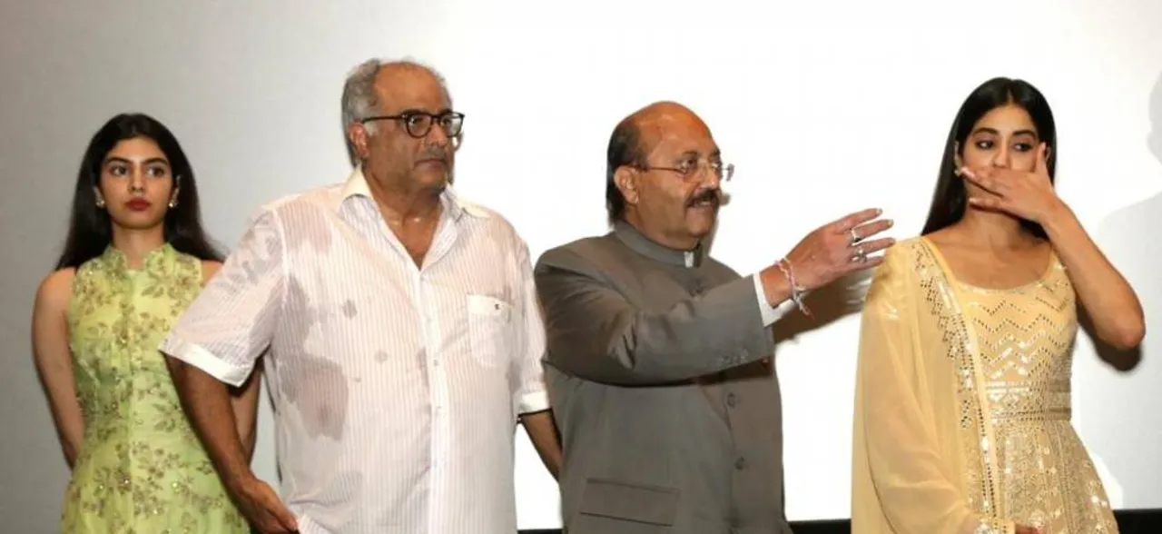 श्रीदेवी को याद करते करते रो पड़े बोनी कपूर और जाह्नवी, देखें वीडियो