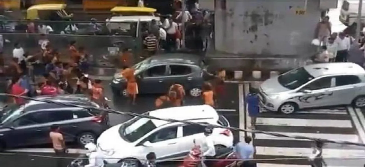 दिल्ली: बीच सड़क पर कार तोड़फोड़ मामले में पुलिस ने एक और कांवड़िये को किया गिरफ्तार