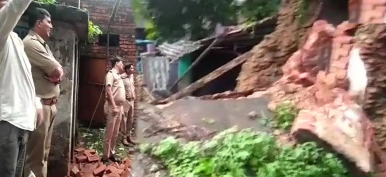 यहां भारी बारिश की वजह से मलबे में तब्दील हुआ पुलिस स्टेशन...