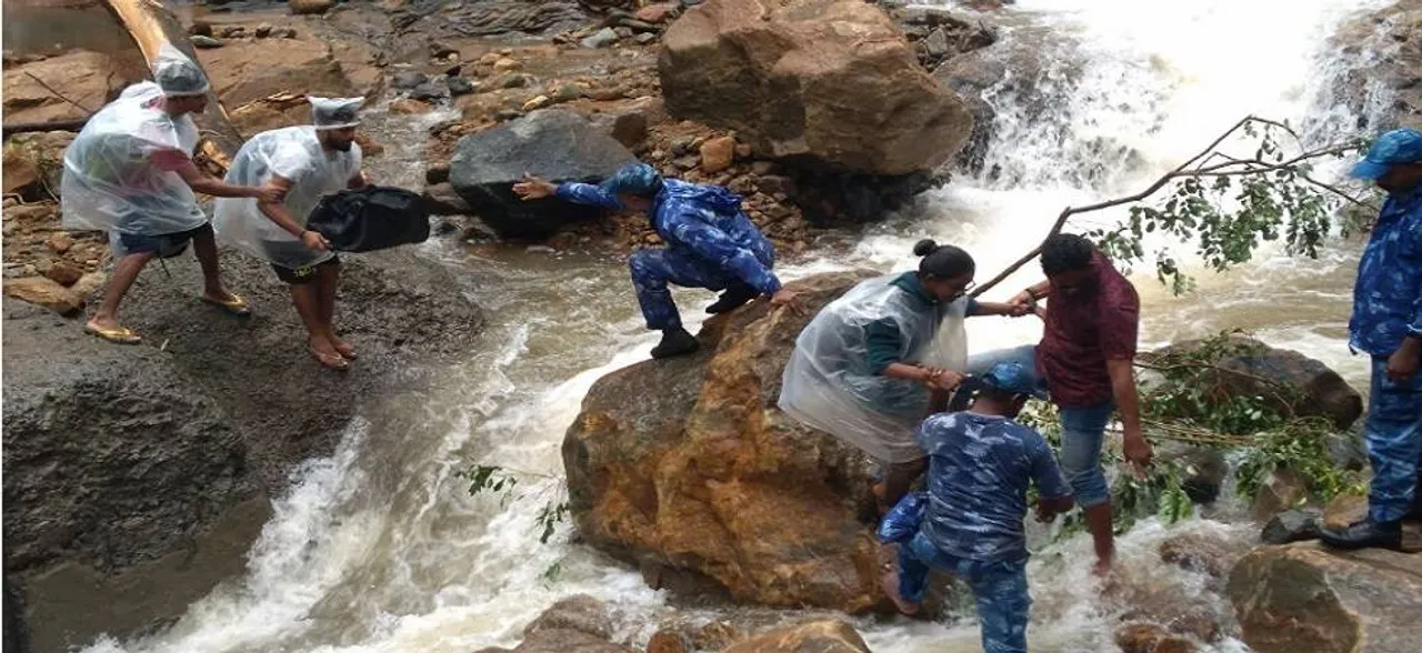 केरल बाढ़: मरने वालों की संख्या पहुंची 370, भारतीय नौसेना का 'ऑपरेशन मदद' जारी