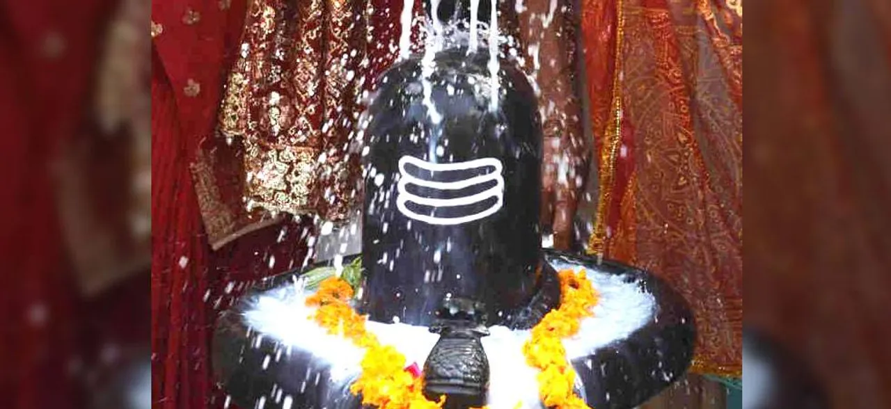 Sawan 2018: सावन के आखिरी सोमवार पर मंदिरों में उमड़ी भक्तों की भीड़, ऐसे करें शिव की पूजा