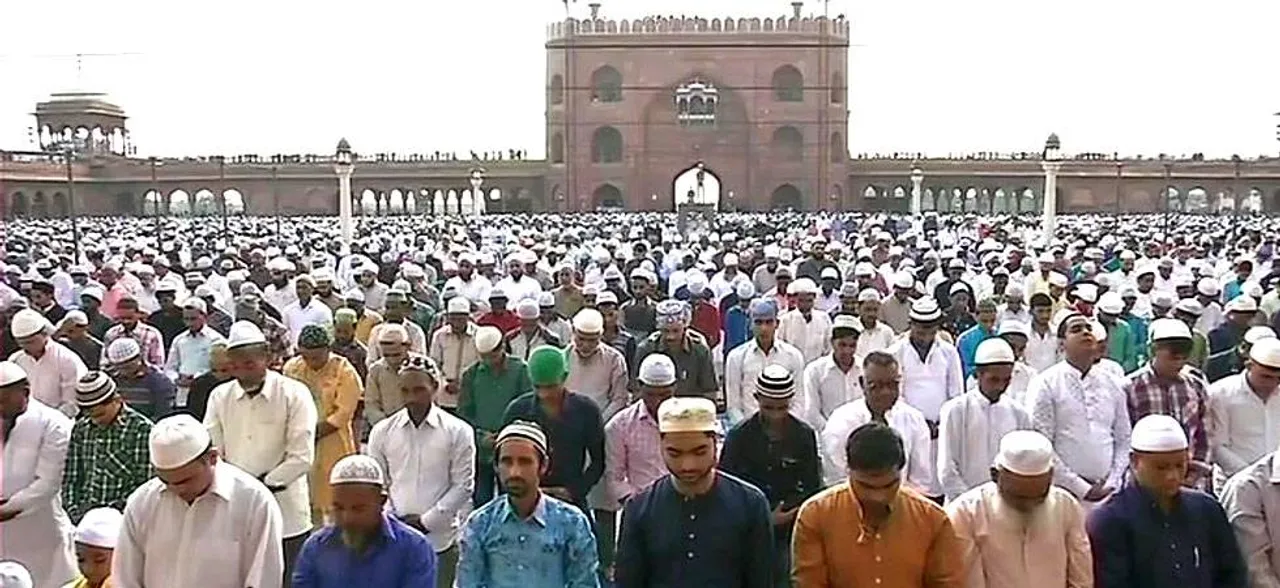 Bakrid 2018: नमाज अदा कर मनाई जा रही है बकरीद, इसलिए दी जाती है बकरे की कुर्बानी