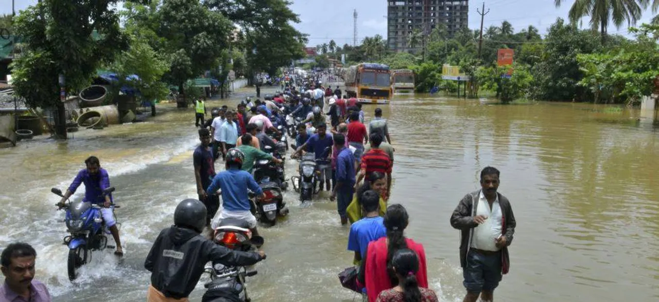 केरल बाढ़: जल्द राहत के आसार नहीं, मोदी सरकार से पूरी सहायता राशि मिलने में लगेगा महीनों का समय