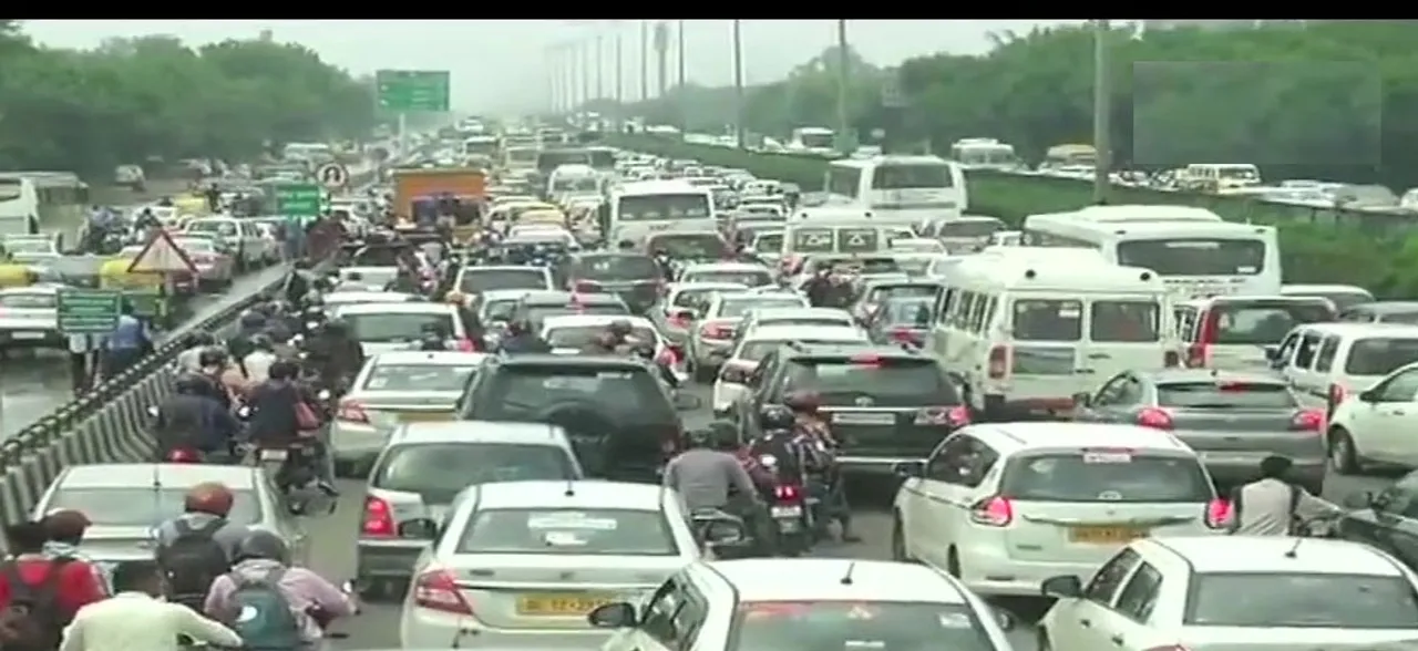 दिल्ली-एनसीआर में भारी बारिश से लगा भीषण जाम, इन जगहों पर जाने से करें परहेज