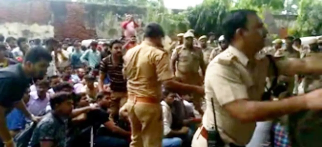 शिक्षक अभ्यर्थियों ने SCERT कार्यालय के बाहर किया प्रदर्शन, पुलिस ने भांजी लाठियां