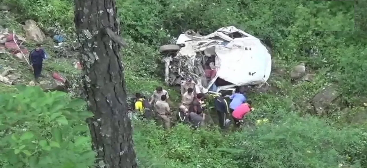 उत्तराखंड में दर्दनाक हादसा, खाई में वैन गिरने से 13 लोगों की मौत, गंगोत्री मंदिर से पूजा कर लौट रहे थे घर