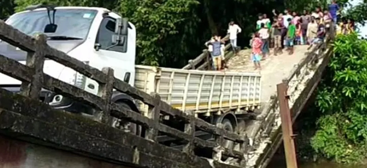 पश्चिम बंगाल: कोलकाता के माझेरहाट पुल ढहने के बाद सिलिगुड़ी में भी गिरा पुल, एक घायल