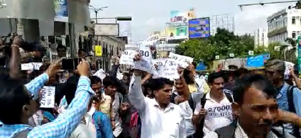 यूपीः 68,500 पदों की भर्ती को लेकर अभ्यर्थियों का लखनऊ में जोरदार प्रदर्शन, पुलिस ने बलपूर्वक खदेड़ा