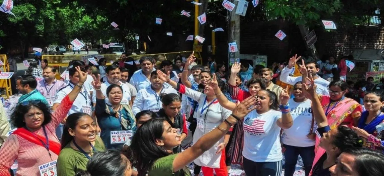 DUSU चुनाव परिणाम : EC अधिकारी ने कहा, डीयू को चुनाव आयोग ने नहीं दी थी ईवीएम मशीनें