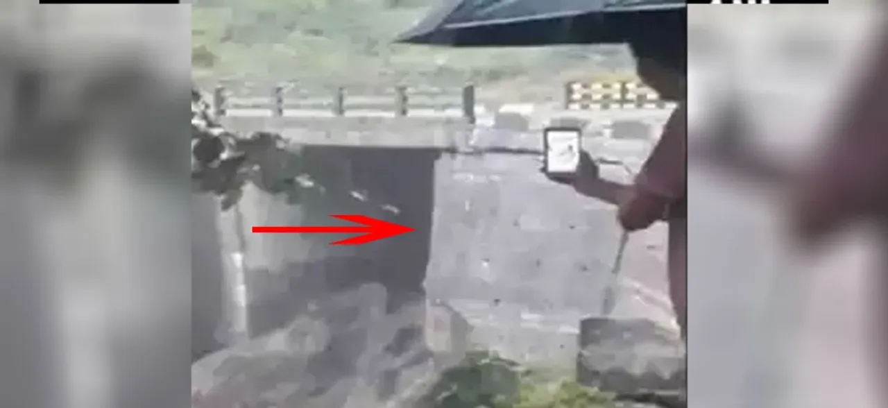 सिक्किम : पानी के तेज बहाव में ताश की पत्तों की तरह बह गया पुल, देखें वीडियो