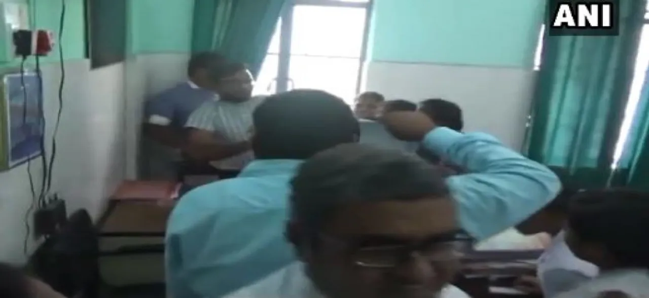वीडियो: बिहार के मेडिकल कॉलेज में दुर्गा बनी छात्रा, डॉक्टर की काली करतूत का ऐसे उतारा भूत