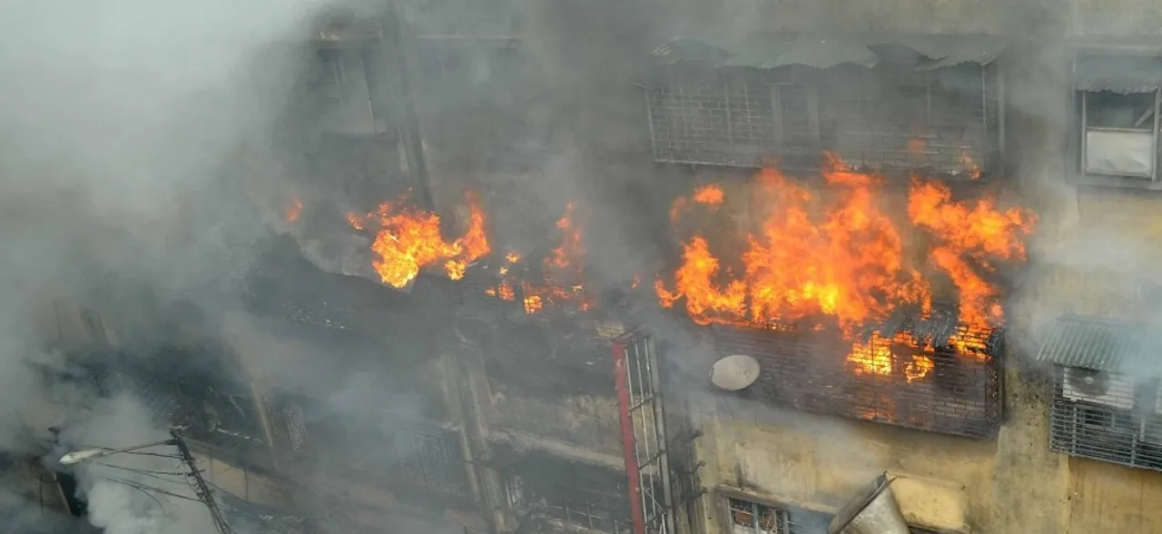 कोलकाता में 1000 दुकानों वाली इमारत में भीषण आग, दशहरा का सामान लाए दुकानदारों के दुकान जलकर राख