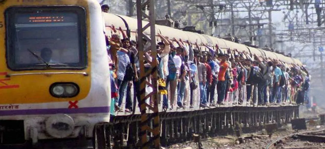भीड़ भरी मुंबई लोकल से गिरे तीन यात्री, एक की मौत, दो गंभीर रूप से घायल