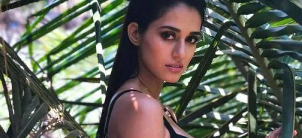 रे़ड बिकिनी में दिशा पटानी ने चढ़ाया पारा, इंटरनेट पर वायरल हुआ हॉट अवतार