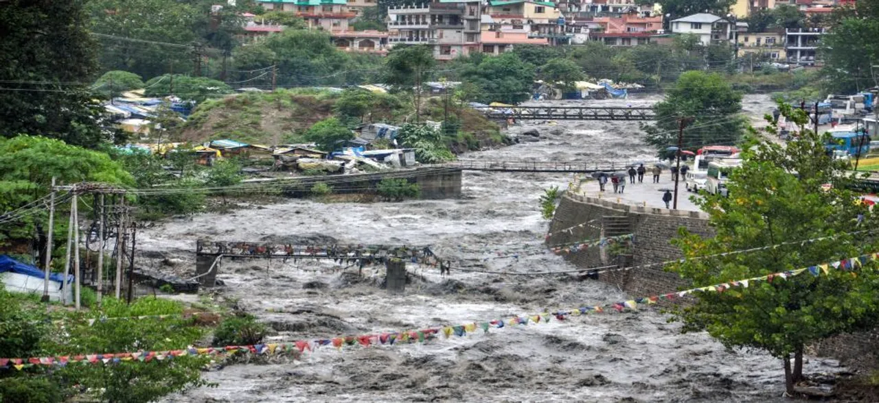 हिमाचल प्रदेश में भारी बारिश ने मचाई तबाही, तस्वीरों में देखें बाढ़ में फंसे लोगों का रेस्क्यू ऑपरेशन