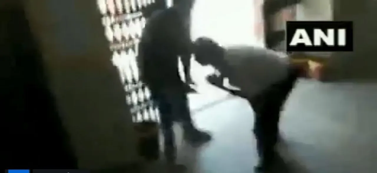 मध्य प्रदेश : ABVP कार्यकर्ताओं से परेशान हो प्रोफेसर ने पकड़े पैर और मांगी माफी, देखें वीडियो